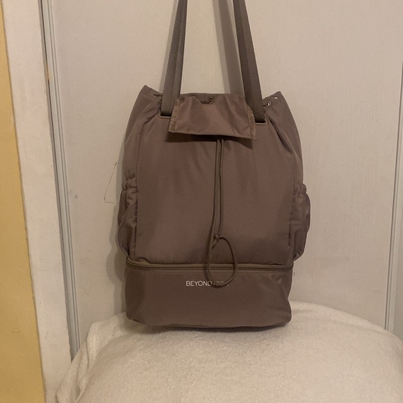 Beyond yoga back pack color gray - Picture 6 of 7